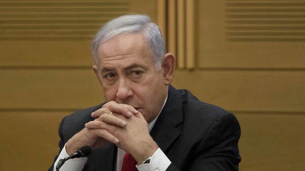 O então ex-primeiro-ministro israelense Benjamin Netanyahu em conversa com membros da oposição no Knesset, Parlamento de Israel. Jerusalém, 14 de junho de 2021 - Sputnik Brasil