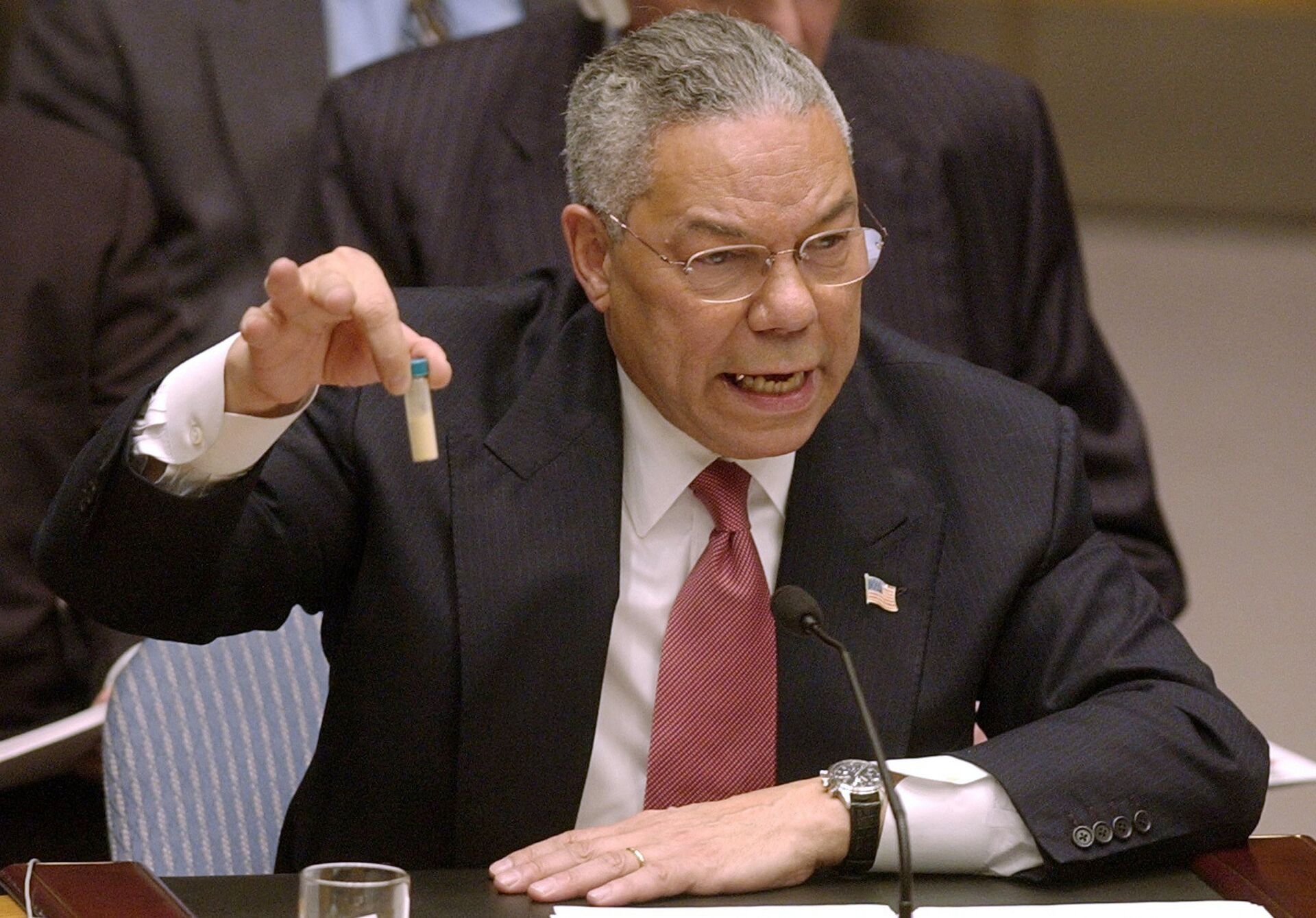 Colin Powell, secretario de Estado de EEUU entre 2001 y 2005, presenta ante la ONU una falsa muestra de ántrax como prueba del desarrollo de un programa de armas de destrucción masiva en Irak, 5 de febrero de 2003 - Sputnik Brasil, 1920, 05.04.2024