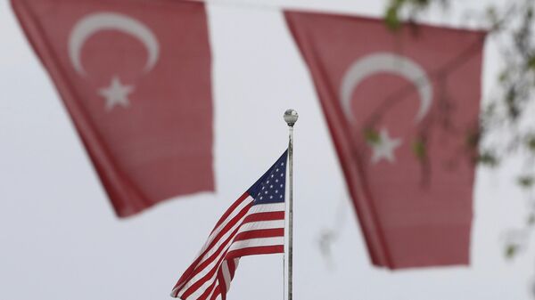 Bandeiras da Turquia no primeiro plano, e dos EUA no segundo plano, fora da embaixada dos EUA em Ancara, Turquia, 25 de abril de 2021 - Sputnik Brasil