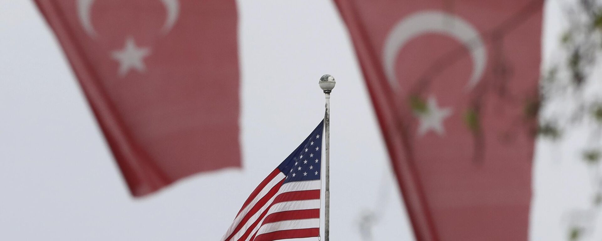 Bandeiras da Turquia no primeiro plano, e dos EUA no segundo plano, fora da embaixada dos EUA em Ancara, Turquia, 25 de abril de 2021 - Sputnik Brasil, 1920, 05.02.2023