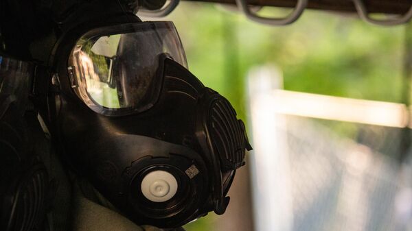 Pessoa com máscara de gás (imagem referencial) - Sputnik Brasil