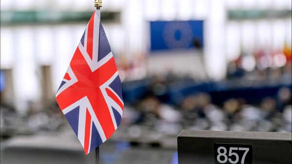 Bandeira do Reino Unido no primeiro plano, com a bandeira da União Europeia no pano de fundo, no Parlamento Europeu em Bruxelas, Bélgica (imagem de arquivo). - Sputnik Brasil