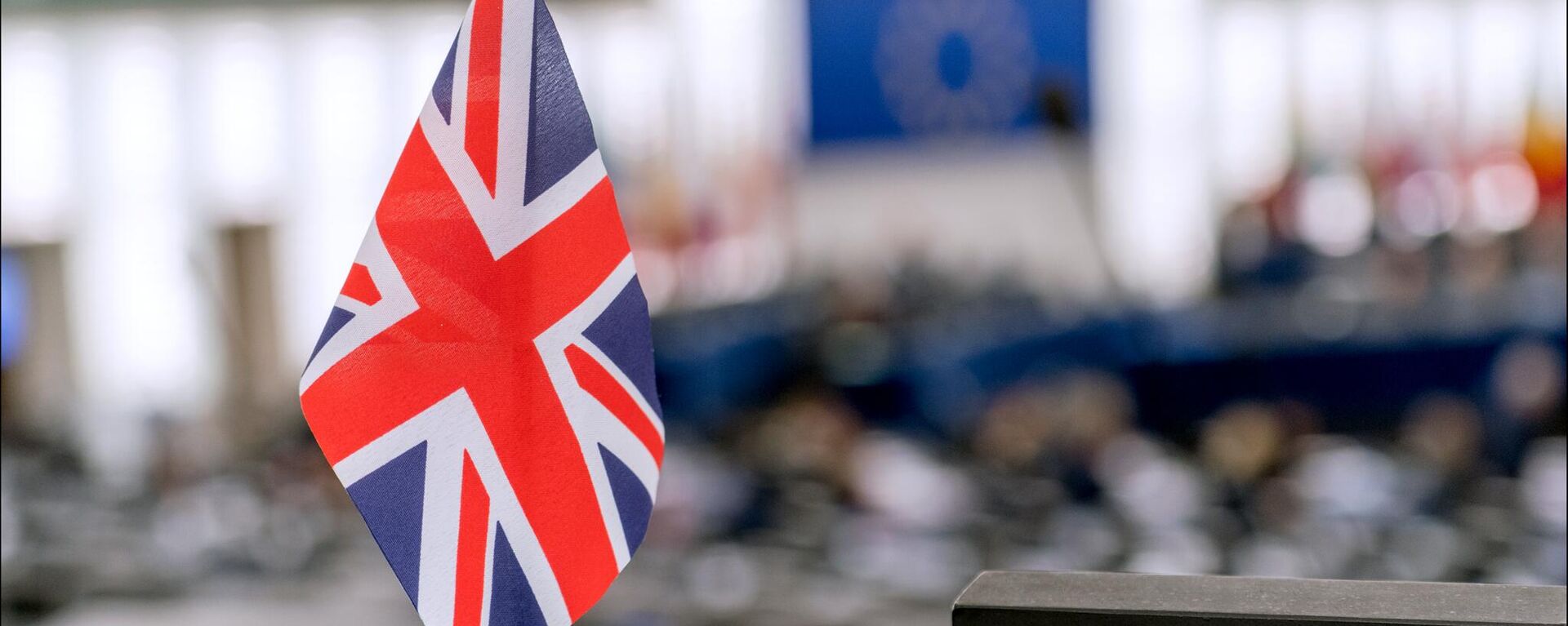 Bandeira do Reino Unido no primeiro plano, com a bandeira da União Europeia no pano de fundo, no Parlamento Europeu em Bruxelas, Bélgica (imagem de arquivo). - Sputnik Brasil, 1920, 30.03.2023