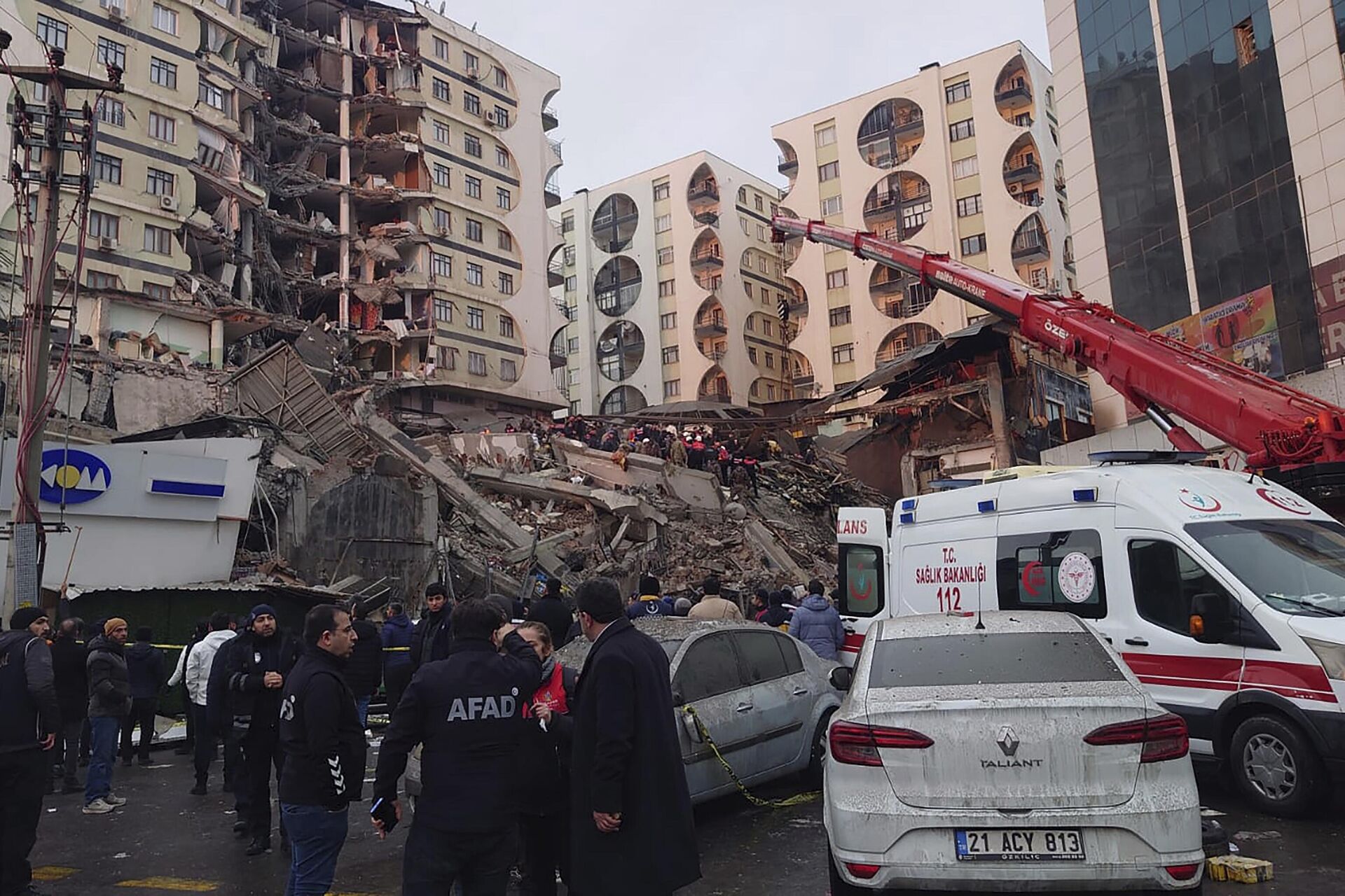 Equipes de resgate e equipes médicas durante os trabalhos de busca e salvamento em prédio colapsado após o terremoto atingir a cidade de Diyarbakir, no sudeste da Turquia - Sputnik Brasil, 1920, 06.02.2023