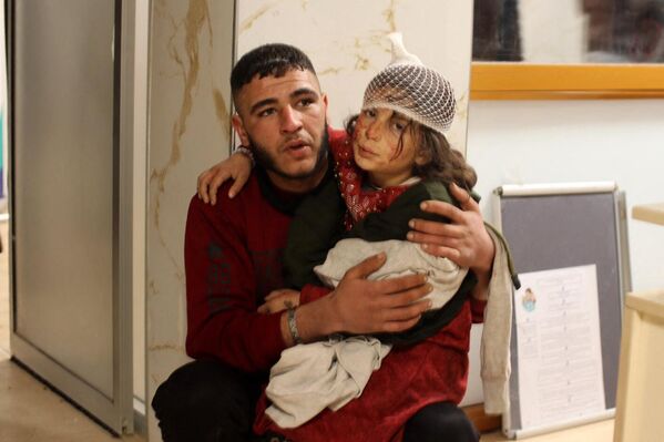 Uma menina ferida aguarda tratamento em um hospital após o terremoto atingir a cidade fronteiriça síria de Azaz. - Sputnik Brasil