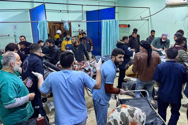 Vítimas são levadas às pressas para a ala de emergência do hospital de Bab al-Hawa após um terremoto atingir a província síria de Idlib. - Sputnik Brasil