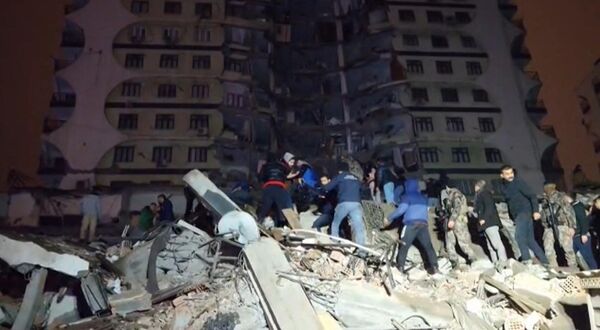 Equipes de resgate buscam vítimas do forte terremoto que atingiu Diyarbakir, no sudeste da Turquia (captura de vídeo da AFP TV, tirada em 6 de fevereiro de 2023). - Sputnik Brasil