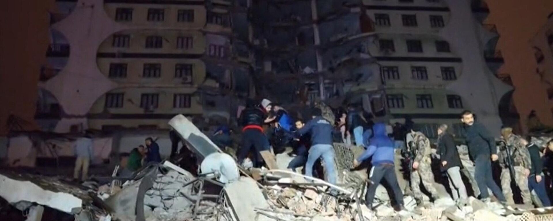 Equipes de resgate buscam vítimas do forte terremoto que atingiu Diyarbakir, no sudeste da Turquia (captura de vídeo da AFP TV, tirada em 6 de fevereiro de 2023) - Sputnik Brasil, 1920, 06.02.2023