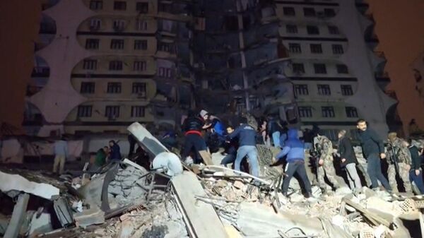 Equipes de resgate buscam vítimas do forte terremoto que atingiu Diyarbakir, no sudeste da Turquia (captura de vídeo da AFP TV, tirada em 6 de fevereiro de 2023) - Sputnik Brasil