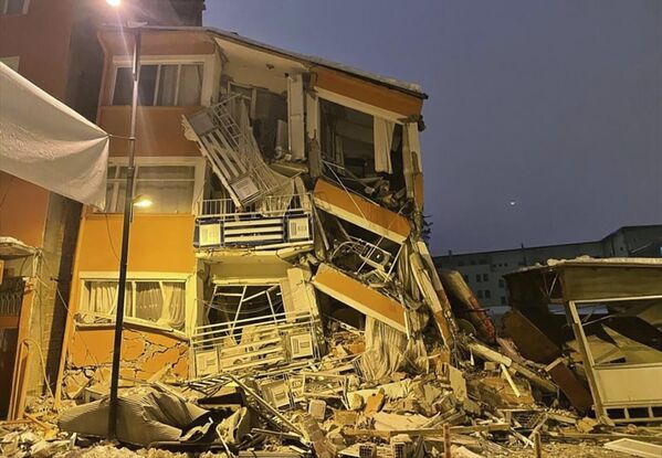 Edifício desmoronado em resultado do terremoto que atingiu a cidade de Pazarcik, na província de Kahramanmaras, sul da Turquia. - Sputnik Brasil