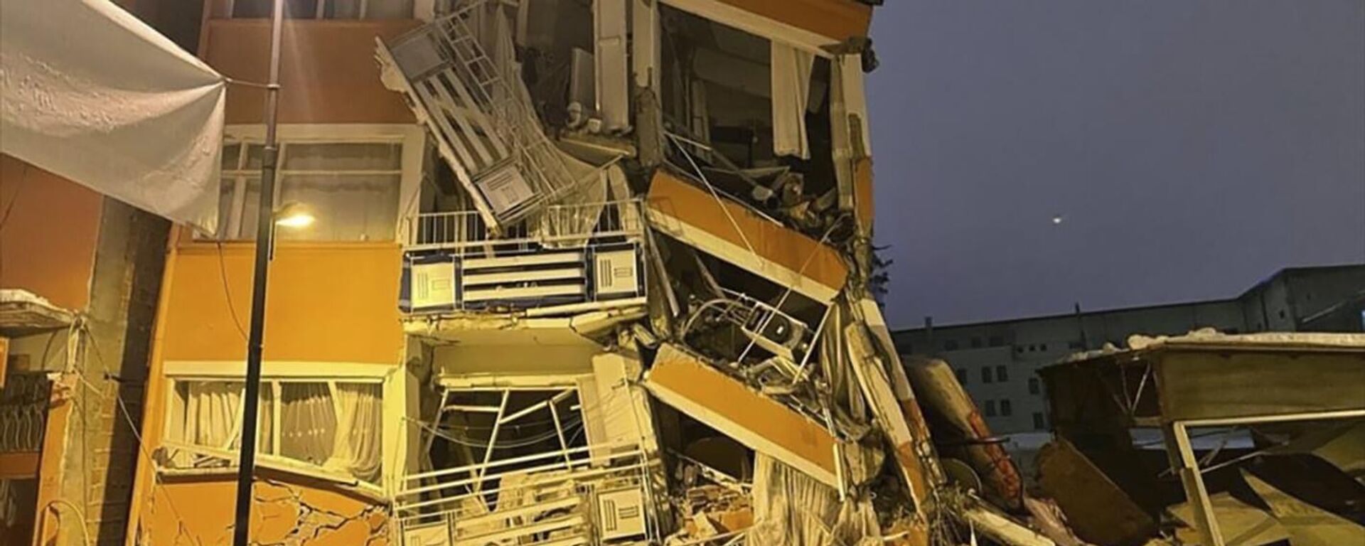 Edifício desmoronado em resultado do terremoto que atingiu a cidade de Pazarcik, na província de Kahramanmaras, sul da Turquia - Sputnik Brasil, 1920, 06.02.2023