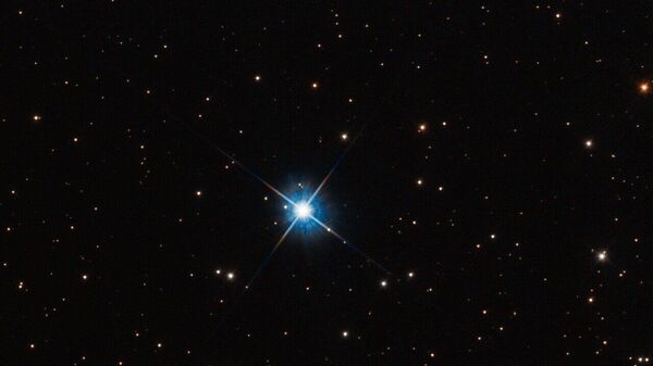 A massa de LAWD 37 isolada foi calculada com precisão utilizando a microlente gravitacional, onde a luz de uma estrela de fundo foi levemente desviada pela curvatura gravitacional do espaço causada pela estrela anã - Sputnik Brasil