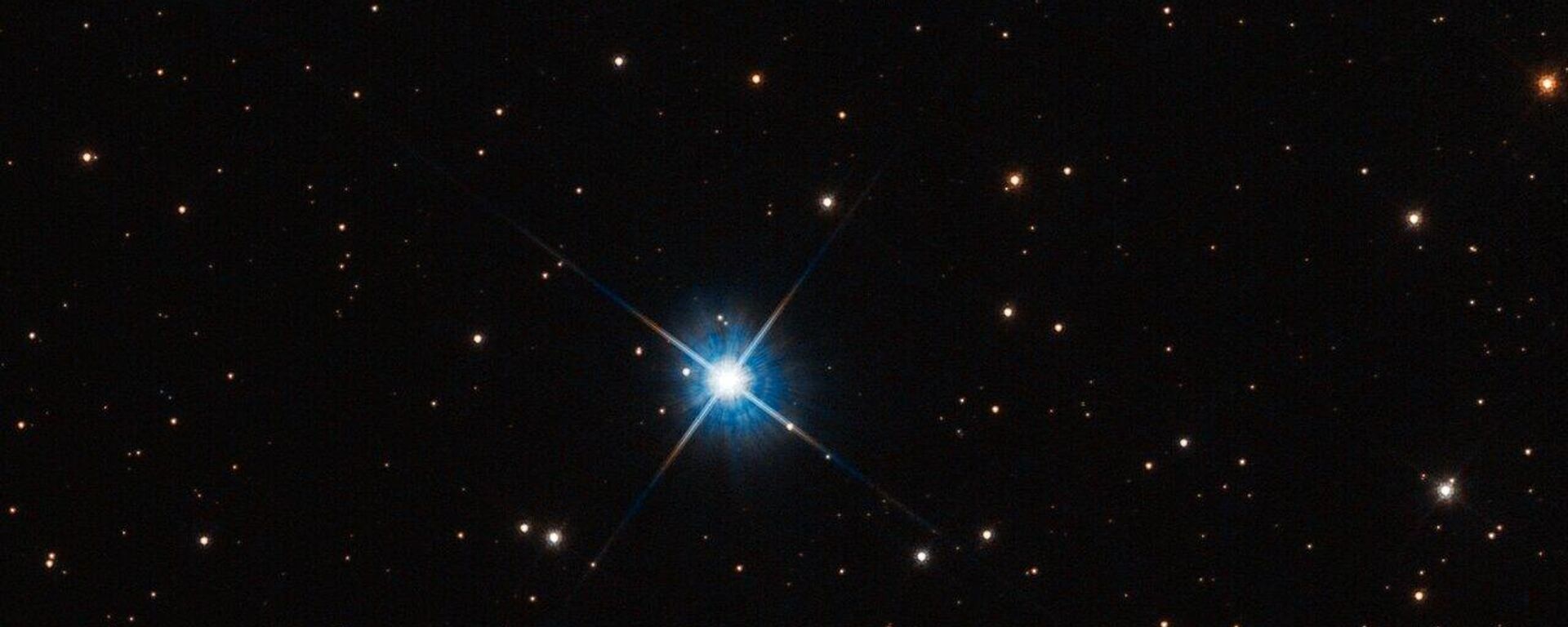 A massa de LAWD 37 isolada foi calculada com precisão utilizando a microlente gravitacional, onde a luz de uma estrela de fundo foi levemente desviada pela curvatura gravitacional do espaço causada pela estrela anã - Sputnik Brasil, 1920, 01.05.2023