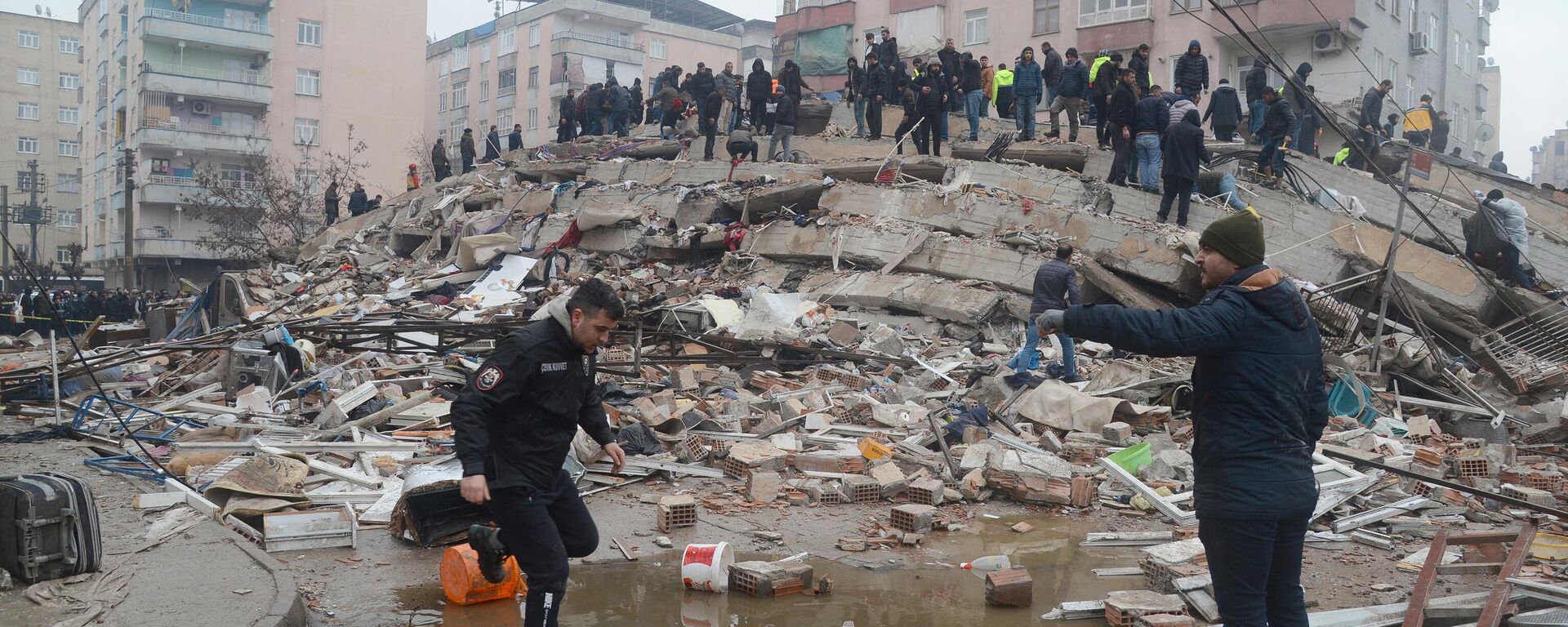 Pessoas buscam sobreviventes debaixo dos escombros após a queda de prédio causado por terremoto na Turquia e na Síria, no sudeste da Turquia, 6 de fevereiro de 2023 - Sputnik Brasil, 1920, 20.02.2023