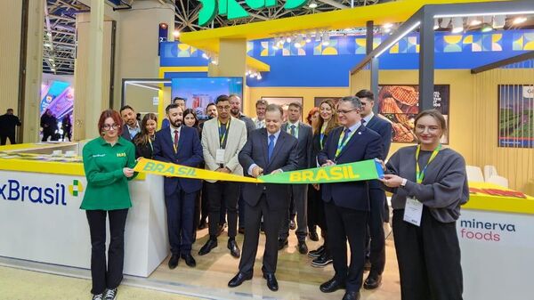 Embaixador do Brasil em Moscou, Rodrigo Baena Soares, inaugura estande do Brasil na feira de alimentos Prodexpo, em Moscou, Rússia, 6 de fevereiro de 2023. - Sputnik Brasil