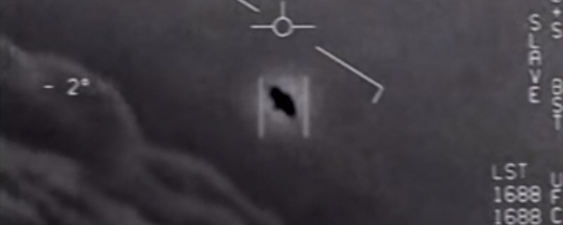 Imagem obtida em 26 de abril de 2020 mostra parte de um vídeo não classificado feito por pilotos da Marinha que circula há anos mostrando interações com os anteriormente chamados objetos voadores não identificados (OVNIs), hoje fenômenos aéreos não identificados - Sputnik Brasil, 1920, 06.02.2023