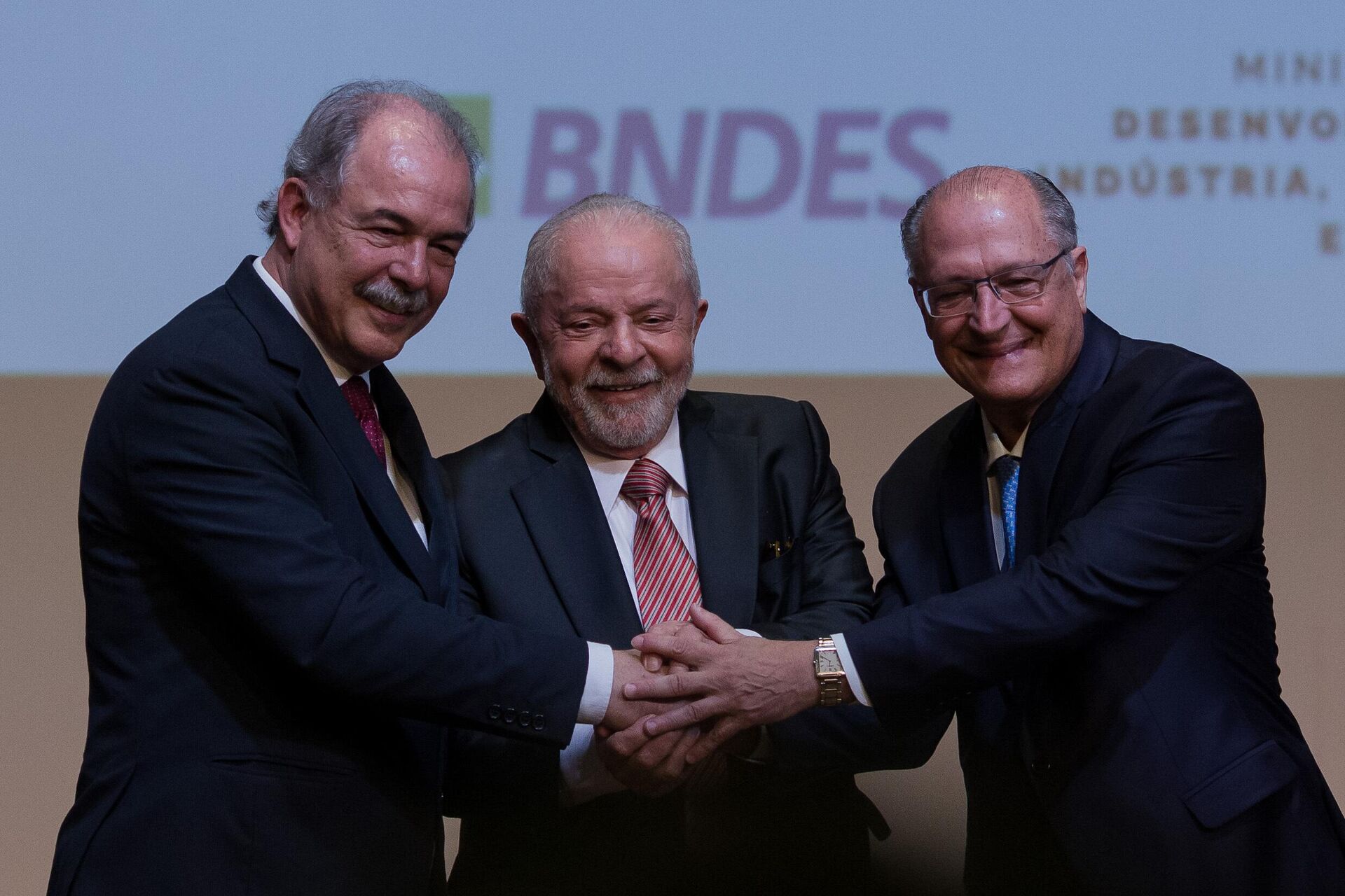 O presidente Luiz Inácio Lula da Silva (PT, ao centro) e o vice-presidente Geraldo Alckmin (PSB, à direita) durante cerimônia de posse de Aloizio Mercadante na presidência do Banco Nacional de Desenvolvimento Econômico e Social (BNDES), no Rio de Janeiro (RJ), em 6 de fevereiro de 2023 - Sputnik Brasil, 1920, 06.02.2023