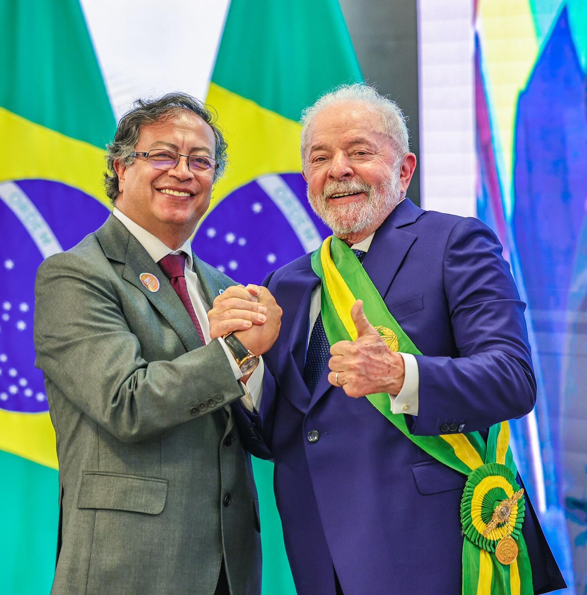 O presidente Luiz Inácio Lula da Silva recebe os cumprimentos do presidente da Colômbia, Gustavo Petro, durante sua posse. Brasília, 1º de janeiro de 2023 - Sputnik Brasil, 1920, 27.06.2023