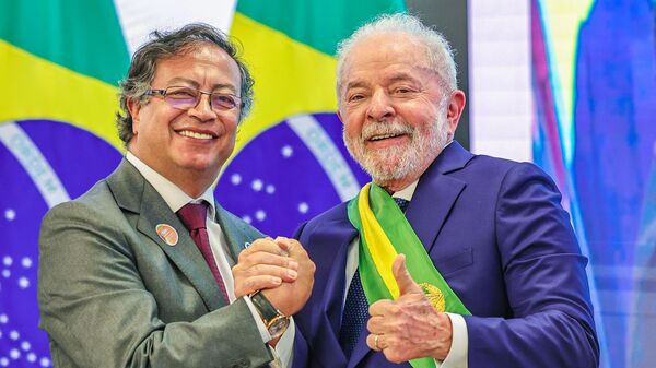 O presidente Luiz Inácio Lula da Silva recebe os cumprimentos do presidente da Colômbia, Gustavo Petro, durante sua posse. Brasília, 1º de janeiro de 2023 - Sputnik Brasil