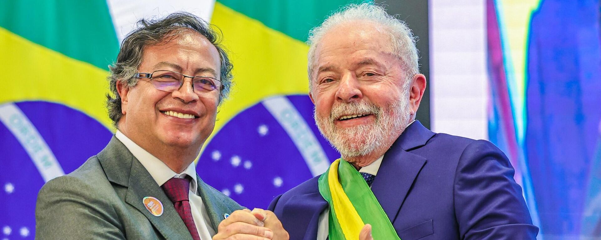 O presidente Luiz Inácio Lula da Silva recebe os cumprimentos do presidente da Colômbia, Gustavo Petro, durante sua posse. Brasília, 1º de janeiro de 2023 - Sputnik Brasil, 1920, 20.02.2024