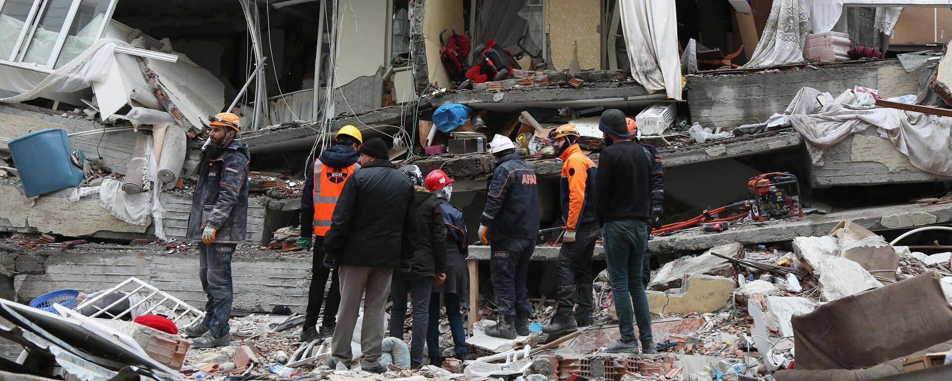 Consequências do terremoto na cidade turca de Diyarbakir. O tremor devastador de magnitude 7,7 ocorreu em 5 de fevereiro de 2023 - Sputnik Brasil, 1920, 06.02.2023