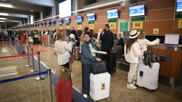 Turistas em um aeroporto (imagem de referência) - Sputnik Brasil