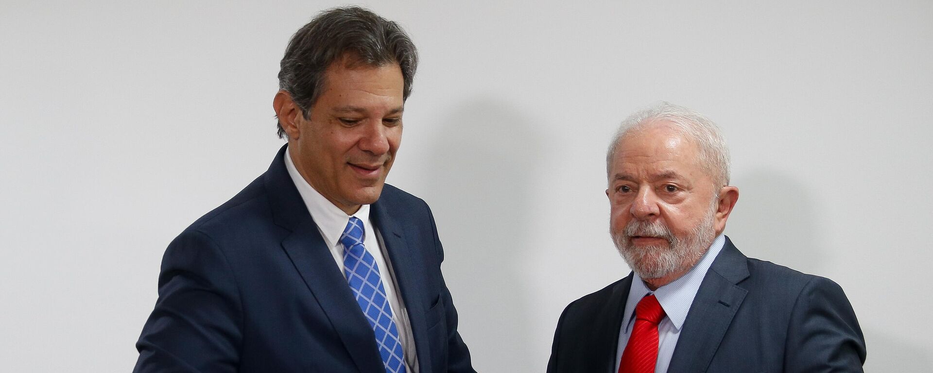 O presidente Lula e o ministro da Fazenda, Fernando Haddad (PT), durante assinatura de medidas econômicas no gabinete do Palácio do Planalto. Brasília, 13 de janeiro de 2023 - Sputnik Brasil, 1920, 19.12.2023