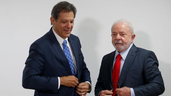 O presidente Lula e o ministro da Fazenda, Fernando Haddad (PT), durante assinatura de medidas econômicas no gabinete do Palácio do Planalto. Brasília, 13 de janeiro de 2023 - Sputnik Brasil