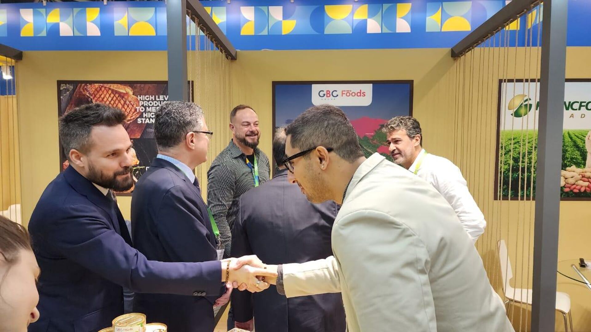 Representantes da GBC Group recebem visitantes no estande do Brasil na feira de alimentos Prodexpo, Moscou, Rússia, 6 de fevereiro de 2023. - Sputnik Brasil, 1920, 07.02.2023