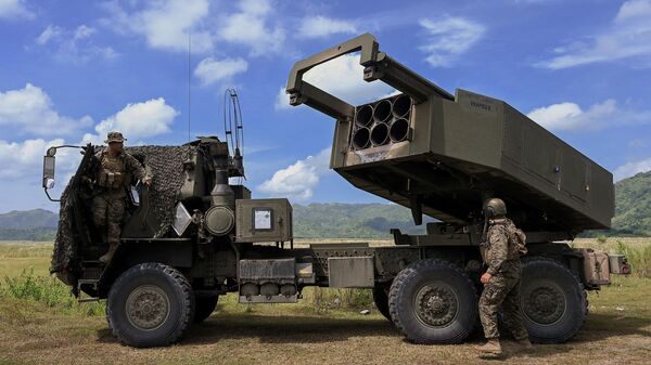 Oficiais da Marinha dos EUA ao lado do M142 High Mobility Artillery Rocket System (HIMARS) durante o Combined Arms Live Fire Exercise (CALFEX) como parte dos exercícios navais anuais entre o Corpo de Fuzileiros Navais das Filipinas e o Corpo de Fuzileiros Navais dos EUA em Capas, província de Tarlac, em 13 de outubro , 2022 - Sputnik Brasil