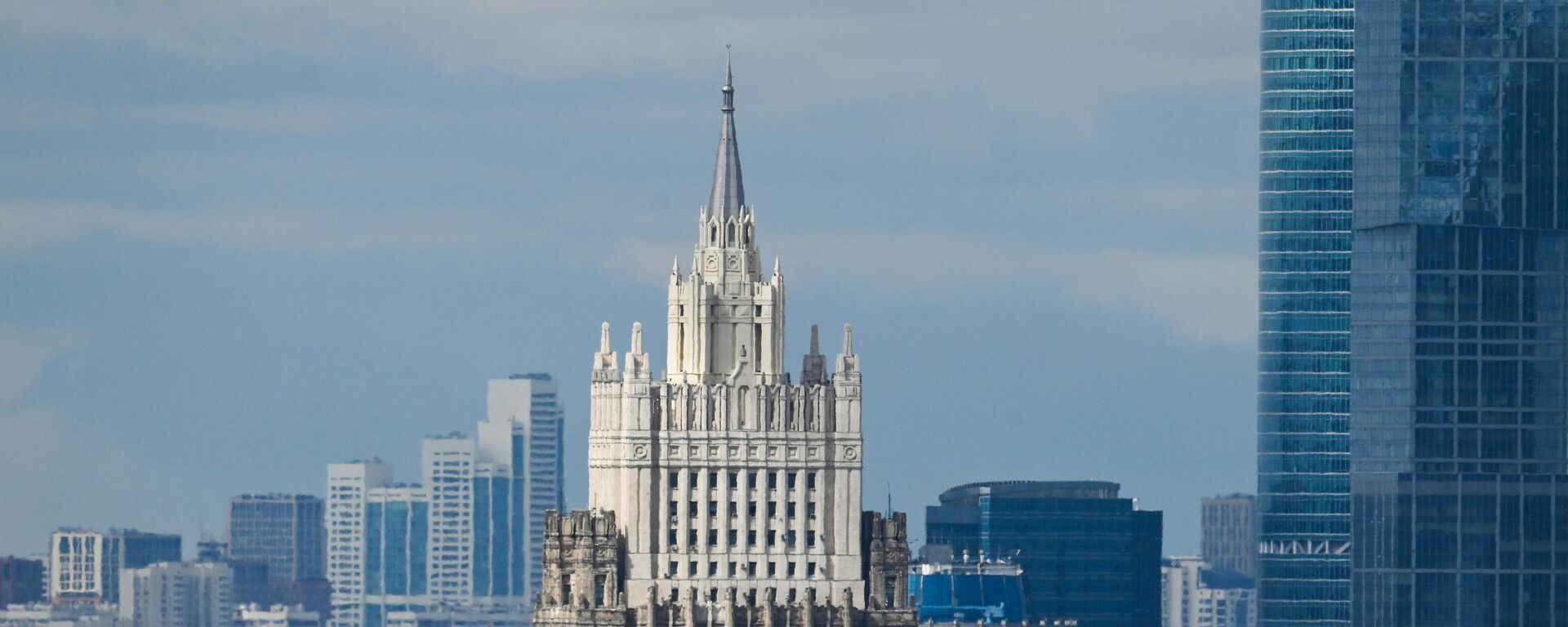 Edifício do Ministério das Relações Exteriores da Federação da Rússa é retratado no centro de Moscou, Rússia - Sputnik Brasil, 1920, 10.02.2023