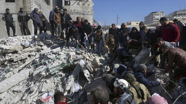 Equipes de resgate e residentes procuram nos escombros de prédios desabados na cidade de Harem, perto da fronteira com a Turquia, província de Idlib, Síria, 8 de fevereiro de 2023 - Sputnik Brasil