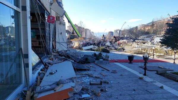 Destruição após o terremoto na Turquia - Sputnik Brasil