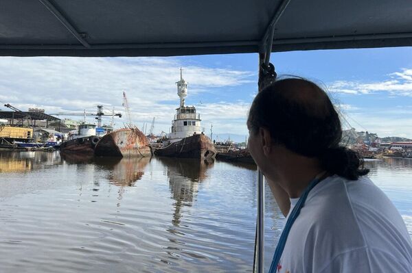 Sérgio Ricardo, coordenador do Movimento Baía Viva, observa embarcações abandonadas na Baía de Guanabara. Rio de Janeiro (RJ), 3 de fevereiro de 2023 - Sputnik Brasil