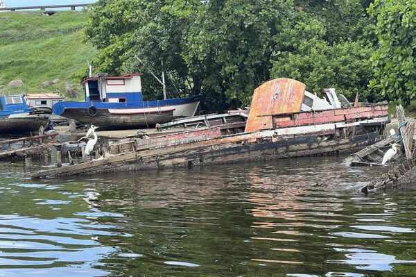 Carcaça de embarcação abandonada flutua na Baía de Guanabara, em 3 de fevereiro de 2023 - Sputnik Brasil
