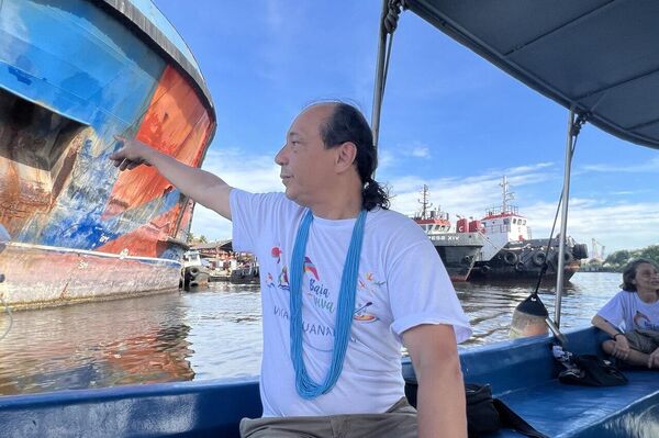 Sérgio Ricardo aponta para navio abandonado na Baía de Guanabara, em 3 de fevereiro de 2023 - Sputnik Brasil