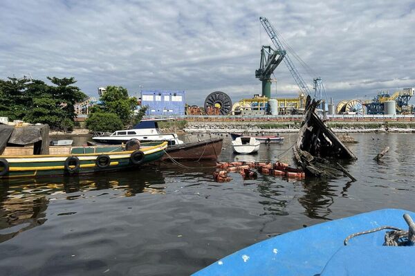 Barcos e boias abandonados na Baía de Guanabara, em 3 de fevereiro de 2023 - Sputnik Brasil