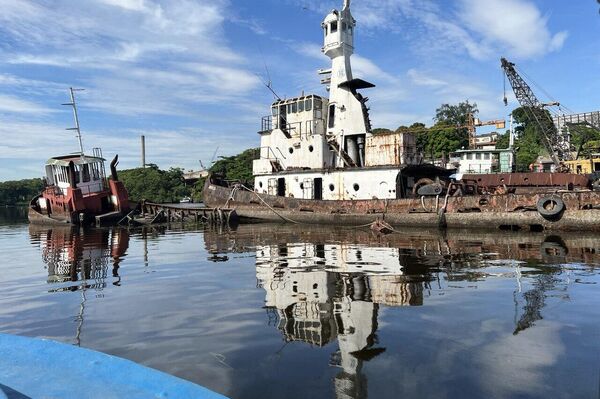 Duas embarcações enferrujadas abandonadas na Baía de Guanabara, em 3 de fevereiro de 2023 - Sputnik Brasil