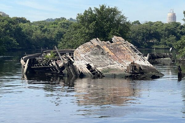 Parte de grande barco de madeira parcialmente afundado na Baía de Guanabara, em 3 de fevereiro de 2023 - Sputnik Brasil