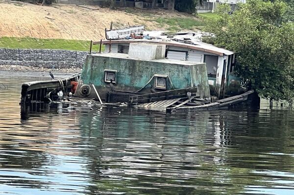 Barco de madeira abandonado na Baía de Guanabara, em 3 de fevereiro de 2023 - Sputnik Brasil