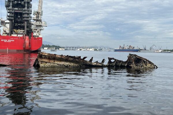 Parte de estrutura de navio enferrujado exposta na superfície da Baía de Guanabara, próximo à Ponte Rio–Niterói, em 3 de fevereiro de 2023 - Sputnik Brasil