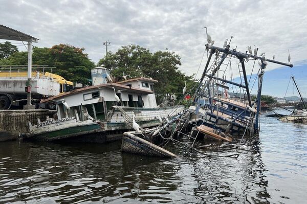Barcos abandonados se acumulam nas margens da Baía de Guanabara, em 3 de fevereiro de 2023 - Sputnik Brasil