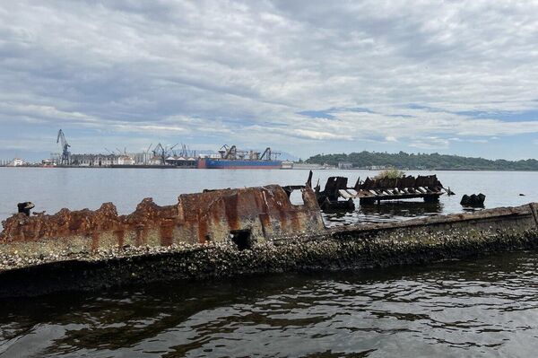 Parte de estrutura de navio enferrujado exposta na superfície da Baía de Guanabara, em 3 de fevereiro de 2023 - Sputnik Brasil