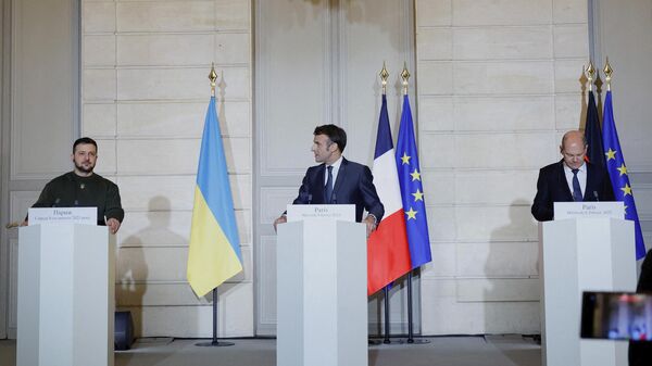 Da esquerda à direita, Vladimir Zelensky, líder do regime ucraniano; Emmanuel Macron, presidente da França; e Olaf Sholz, primeiro-ministro alemão em Paris. 8 de fevereiro de 2023 - Sputnik Brasil