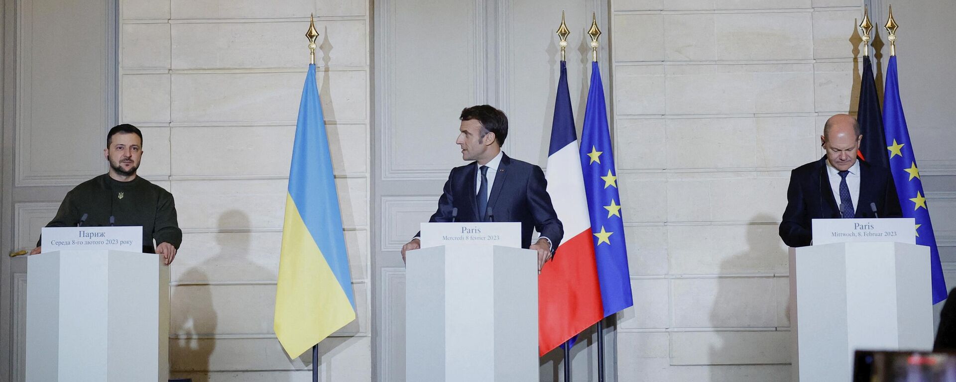 Da esquerda à direita, Vladimir Zelensky, líder do regime ucraniano; Emmanuel Macron, presidente da França; e Olaf Sholz, primeiro-ministro alemão em Paris. 8 de fevereiro de 2023 - Sputnik Brasil, 1920, 08.02.2023
