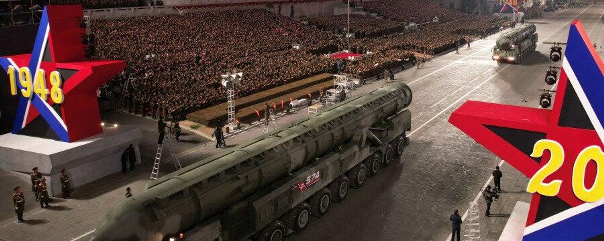 Coreia do Norte comemora 75 anos de seu Exército e mostra possível novo míssil intercontinental durante um grande desfile militar na capital norte-coreana, Pyongyang, em 8 de fevereiro - Sputnik Brasil, 1920, 20.03.2023
