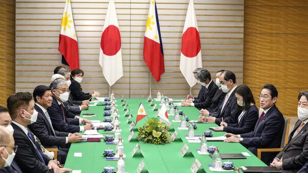 O presidente filipino Ferdinand Marcos Jr., quarto à esquerda, e o primeiro-ministro japonês Fumio Kishida, segundo à direita, conversam na residência oficial do primeiro-ministro em Tóquio, 9 de fevereiro de 2023 - Sputnik Brasil