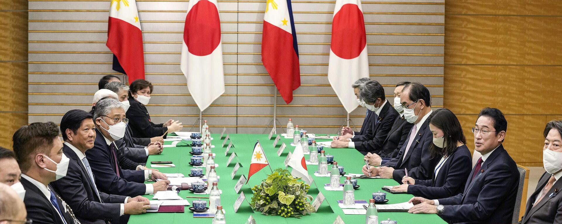 O presidente filipino Ferdinand Marcos Jr., quarto à esquerda, e o primeiro-ministro japonês Fumio Kishida, segundo à direita, conversam na residência oficial do primeiro-ministro em Tóquio, 9 de fevereiro de 2023 - Sputnik Brasil, 1920, 09.02.2023