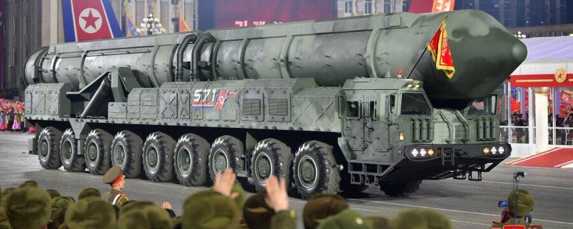 Coreia do Norte comemora 75 anos de seu Exército e mostra possível novo míssil intercontinental durante um grande desfile militar na capital norte-coreana, Pyongyang, em 8 de fevereiro - Sputnik Brasil, 1920, 23.02.2023