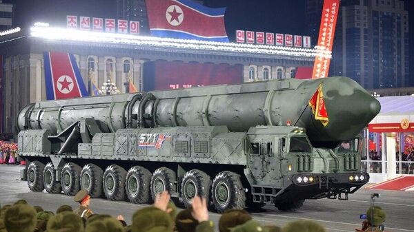 Coreia do Norte comemora 75 anos de seu Exército e mostra possível novo míssil intercontinental durante um grande desfile militar na capital norte-coreana, Pyongyang, em 8 de fevereiro - Sputnik Brasil